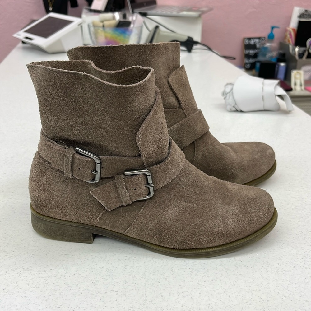 Kenneth Cole Reaction suede taupe boots size 7.5